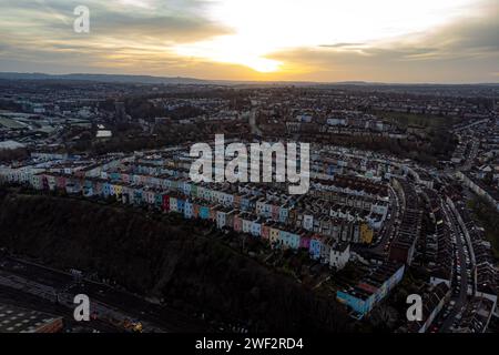 Maisons à Totterdown à Bristol après le lever du soleil comme un week-end sec et doux est prévu dans la plupart du pays, mais les vents forts dans le nord de l'Écosse pourraient causer des perturbations, a déclaré le met Office. Date de la photo : dimanche 28 janvier 2024. Banque D'Images