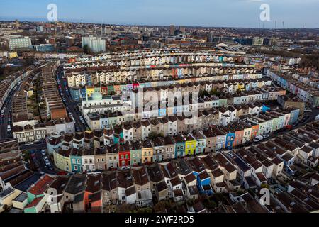 Maisons à Totterdown à Bristol après le lever du soleil comme un week-end sec et doux est prévu dans la plupart du pays, mais les vents forts dans le nord de l'Écosse pourraient causer des perturbations, a déclaré le met Office. Date de la photo : dimanche 28 janvier 2024. Banque D'Images