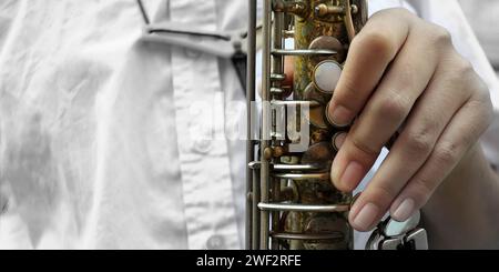 Gros plan d'un saxophone dans les mains d'un musicien Banque D'Images