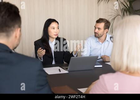 Sérieuse jeune femme professionnelle asiatique d'affaires faisant rapport Banque D'Images