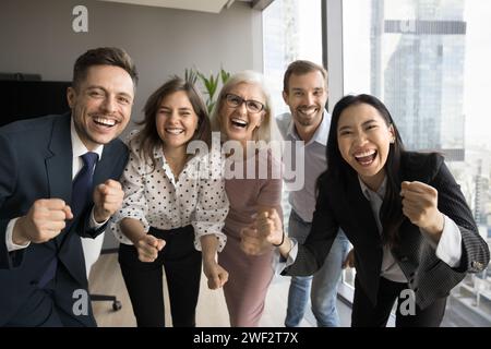 Équipe de collègues et femme leader plus âgée criant de joie Banque D'Images