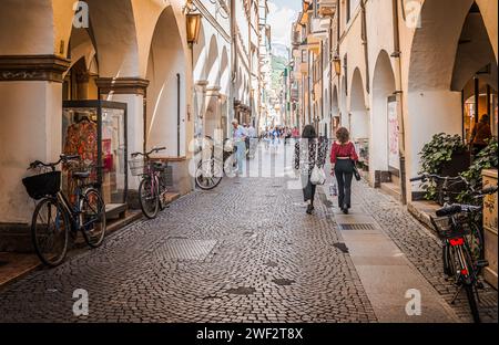 Via dei Portici, une rue étroite de bâtiments historiques dans la vieille ville de Bolzano (Bozen) dans la région du Haut-Adige (Tyrol du Sud), Italie, Juni 13, 2023 Banque D'Images