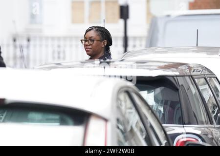 le secrétaire d'entreprise Kemi Badenoch quitte l'entrée arrière de la BBC Broadcasting House à Londres, après être apparu dans l'émission d'actualités BBC One, dimanche avec Laura Kuenssberg. Date de la photo : dimanche 28 janvier 2024. Banque D'Images