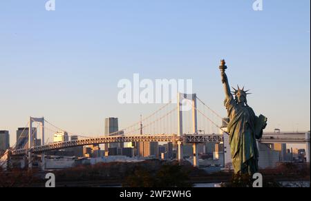 Pont arc-en-ciel et Statue de la liberté au crépuscule vus du parc Odaiba Seaside à Tokyo, Japon Banque D'Images