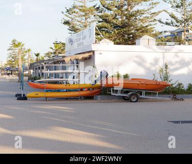 Boutique de surf avec canoës orange à l'extérieur et planches de surf blanches à Essaouira, Maroc, 28 janvier 2024boat Banque D'Images