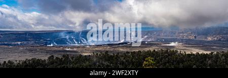 La vapeur s'élève du cratère du parc national des volcans d'Hawaï. Banque D'Images