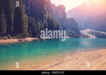 Belle rive du lac par une journée ensoleillée. Lac de Braies dans les Dolomites, Italie Banque D'Images