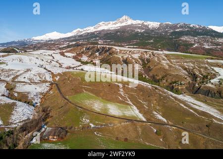 Vue d'en haut des montagnes près du lac serre-Poncon en hiver Hautes Alpes, France Banque D'Images