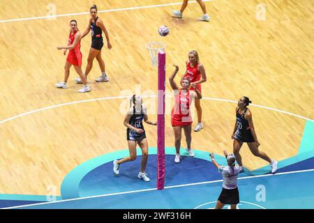 Leeds, Royaume-Uni. 27 janvier 2024. Photo par Olly Hassell/SWpix.com - 27/01/2024 - netball - Vitality netball Nations Cup 2024 - Vitality Roses v New Zealand Silver Ferns - The First Direct Arena, Leeds, England - England's Eleanor Cardwell Credit : SWpix/Alamy Live News Banque D'Images