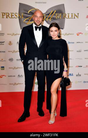 Alexander Beliaikin und Kim Gloss beim Presseball Berlin 2024 im Titanic Chaussee Hotel. Berlin, 27.01.2024 *** Alexander Beliaikin et Kim Gloss au bal de presse de Berlin 2024 au Titanic Chaussee Hotel Berlin, 27 01 2024 Foto:Xn.xKubelkax/xFuturexImagex presseball 4120 Banque D'Images