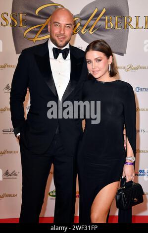 Alexander Beliaikin und Kim Gloss beim Presseball Berlin 2024 im Titanic Chaussee Hotel. Berlin, 27.01.2024 *** Alexander Beliaikin et Kim Gloss au bal de presse de Berlin 2024 au Titanic Chaussee Hotel Berlin, 27 01 2024 Foto:Xn.xKubelkax/xFuturexImagex presseball 4122 Banque D'Images