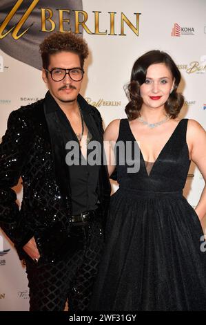 Patrick Sass und Milana Weidmann beim Presseball Berlin 2024 im Titanic Chaussee Hotel. Berlin, 27.01.2024 *** Patrick Sass et Milana Weidmann au bal de presse de Berlin 2024 au Titanic Chaussee Hotel Berlin, 27 01 2024 Foto:Xn.xKubelkax/xFuturexImagex presseball 4126 Banque D'Images