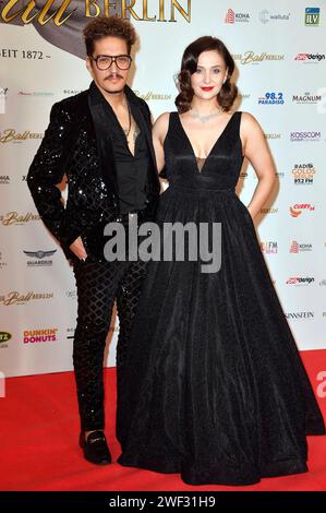 Patrick Sass und Milana Weidmann beim Presseball Berlin 2024 im Titanic Chaussee Hotel. Berlin, 27.01.2024 *** Patrick Sass et Milana Weidmann au bal de presse de Berlin 2024 au Titanic Chaussee Hotel Berlin, 27 01 2024 Foto:Xn.xKubelkax/xFuturexImagex presseball 4125 Banque D'Images
