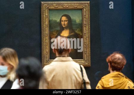 Photo de dossier datée du 19 mai 2021 de Mona Lisa de Léonard de Vinci à Paris, France, le 28 mai 2013. Dimanche, les manifestants ont jeté de la soupe sur le tableau de Mona Lisa protégé par du verre à Paris. La peinture du 16e siècle de Léonard de Vinci est l'une des œuvres d'art les plus célèbres au monde, et se tient au Louvre à Paris. Il se trouve derrière un verre pare-balles, il est donc peu probable qu'il ait été endommagé. Une vidéo montrait deux manifestants revendiquant le droit à une « alimentation saine et durable », affirmant que « notre système agricole est malade ». Le Mona Lisa est derrière le verre de sécurité depuis le début des années 1950, quand il a été endommagé b Banque D'Images