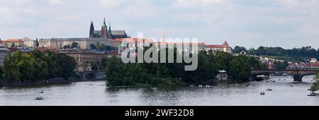 Paysage urbain de Prague avec la rivière Vltava, le pont de la Légion (tchèque : Most Legií) traversant l'île de Střelecký et sur la colline, le château de Prague, le Ros Banque D'Images