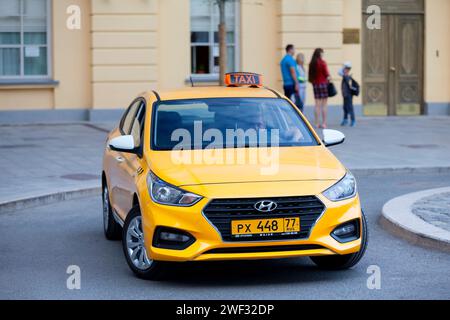 Moscou, Russie - juillet 07 2018 : taxi jaune stationné en face de la place du Théâtre. Banque D'Images