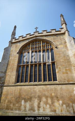 La vue jusqu'à la haute fenêtre en verre blanc de Trinity College Chapel face à St John's Street. Cambridge. Cambridgeshire. Royaume-Uni Banque D'Images