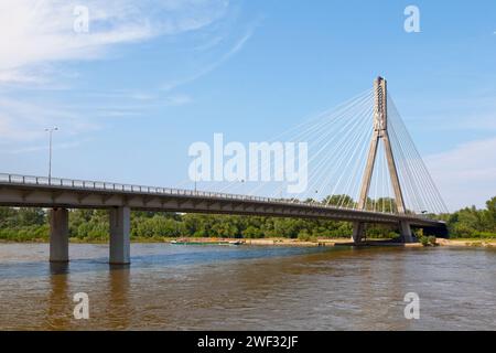 Le pont Świętokrzyski (polonais : Most Świętokrzyski, anglais : Pont de la Sainte Croix) est un pont sur la Vistule à Varsovie, en Pologne, reliant Powiśle Banque D'Images