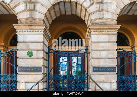 Adélaïde, Australie - 19 décembre 2020 : entrée du bâtiment de la Cour suprême comme siège principal de la Cour de district d'Australie méridionale sur Victoria Square Banque D'Images