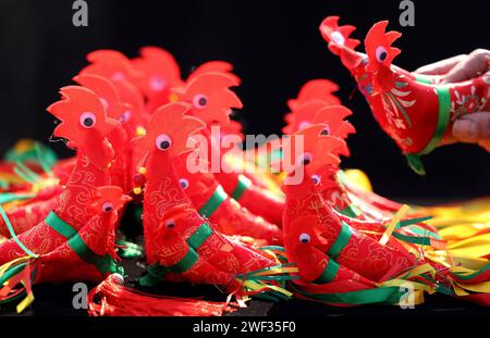 Zaozhuang, Chine. 28 janvier 2024. Un artisan folklorique expose un ''poulet printanier'' cousu à la main lors d'une foire commerciale du nouvel an à Zaozhuang, dans la province du Shandong, en Chine, le 28 janvier 2024. (Photo Costfoto/NurPhoto) crédit : NurPhoto SRL/Alamy Live News Banque D'Images