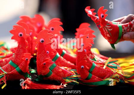 Zaozhuang, Chine. 28 janvier 2024. Un artisan folklorique expose un ''poulet printanier'' cousu à la main lors d'une foire commerciale du nouvel an à Zaozhuang, dans la province du Shandong, en Chine, le 28 janvier 2024. (Photo Costfoto/NurPhoto) crédit : NurPhoto SRL/Alamy Live News Banque D'Images