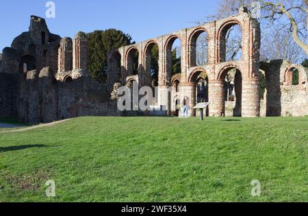 Prieuré St Botolphes à Colchester, Essex. Construit à partir de briques romaines réutilisées et de silex, le prieuré fut l'un des premiers prieurés augustins d'Angleterre. Banque D'Images