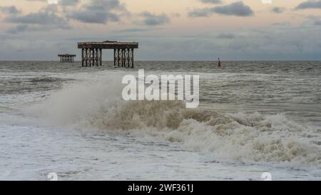 La plage et les plates-formes offshore à Sizewell, Suffolk, Angleterre, Royaume-Uni Banque D'Images