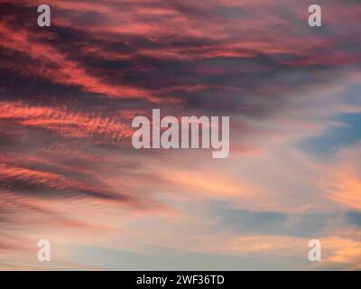 nuances de nuages rouges dans le ciel Banque D'Images