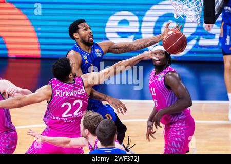 Bonn, 21.01.24 : Sterling Brown (Berlin) wird aufgehalten von Noah Kirkwood (Bonn) im Spiel im Basketball Bundesliga Telekom baskets Bonn vs Alba Berl Banque D'Images