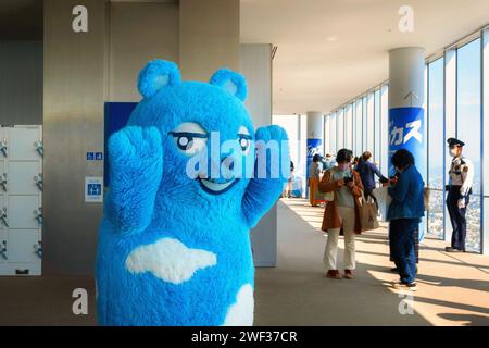 Osaka, Japon - avril 9 2023 : Abénobea est la mascotte de l'Observatoire Abeno Harukas dans le bâtiment Abeno Harukas Banque D'Images