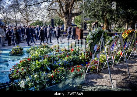 AMSTERDAM - Défiler pendant la Journée nationale de commémoration de l'Holocauste. Cette année marque le 79e anniversaire de la libération du camp de concentration et d'extermination d'Auschwitz. ANP ROBIN UTRECHT netherlands Out - belgique Out Banque D'Images