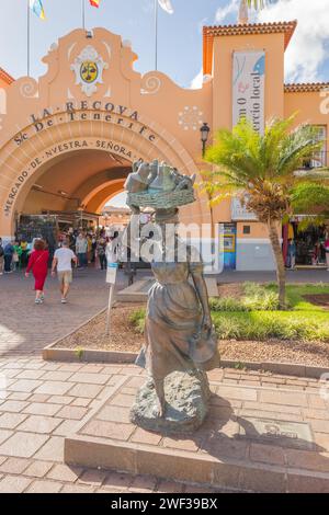 Lechera Canaria est une statue d'une femme portant un panier avec des pots à lait sur sa tête et un pot à lait dans sa main à l'extérieur du marché de Los Christianos. Banque D'Images