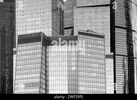 Bâtiments de skrepper élevés debout denses de la zone d'affaires dans le style rétro vue de face gros plan photo noir et blanc Banque D'Images