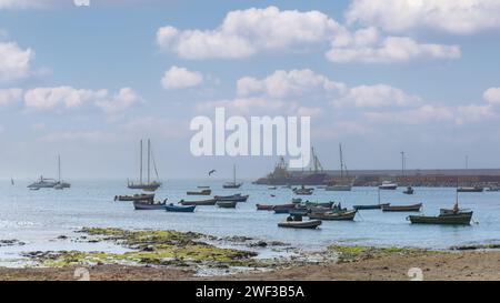 Boa Vista, Cap-Vert- 22 mars 2018 : une scène portuaire paisible avec des bateaux colorés dans les eaux sereines de Sal Rei Banque D'Images