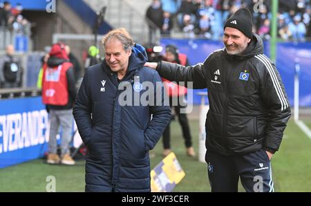 28 janvier 2024, Hambourg : football : Bundesliga 2, Hamburger SV - Karlsruher SC, Journée 19, Volksparkstadion. L’entraîneur du KSC Christian Eichner (à gauche) et l’entraîneur du HSV Tim Walter se saluent avant le match. Photo : Carmen Jaspersen/dpa - NOTE IMPORTANTE : conformément aux règlements de la Ligue allemande de football DFL et de la Fédération allemande de football DFB, il est interdit d'utiliser ou de faire utiliser des photographies prises dans le stade et/ou du match sous forme d'images séquentielles et/ou de séries de photos de type vidéo. Banque D'Images