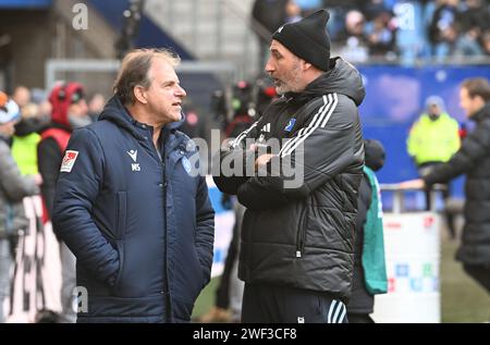 28 janvier 2024, Hambourg : football : Bundesliga 2, Hamburger SV - Karlsruher SC, Journée 19, Volksparkstadion. Christian Eichner (l), entraîneur du KSC, et Tim Walter, entraîneur du HSV, en conversation. Photo : Carmen Jaspersen/dpa - NOTE IMPORTANTE : conformément aux règlements de la Ligue allemande de football DFL et de la Fédération allemande de football DFB, il est interdit d'utiliser ou de faire utiliser des photographies prises dans le stade et/ou du match sous forme d'images séquentielles et/ou de séries de photos de type vidéo. Banque D'Images