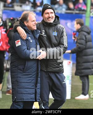 28 janvier 2024, Hambourg : football : Bundesliga 2, Hamburger SV - Karlsruher SC, Journée 19, Volksparkstadion. L’entraîneur du KSC Christian Eichner (à gauche) et l’entraîneur du HSV Tim Walter se saluent avant le match. Photo : Carmen Jaspersen/dpa - NOTE IMPORTANTE : conformément aux règlements de la Ligue allemande de football DFL et de la Fédération allemande de football DFB, il est interdit d'utiliser ou de faire utiliser des photographies prises dans le stade et/ou du match sous forme d'images séquentielles et/ou de séries de photos de type vidéo. Banque D'Images