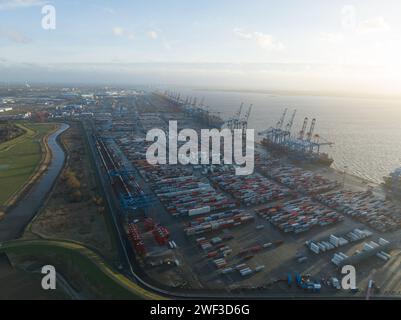 Bremerhaven, Allemagne, 29 décembre 2023 : terminal à conteneurs dans le Bremerhaven. Terminal de la mer du Nord Bremerhaven. Banque D'Images