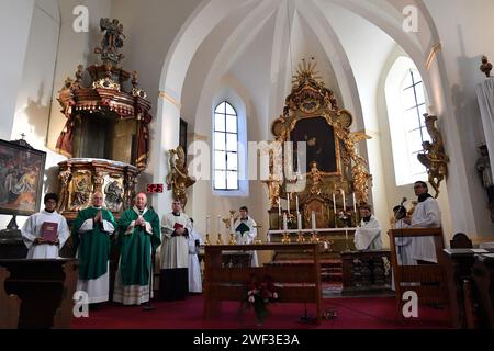 Benatky nad Jizerou, République tchèque. 28 janvier 2024. Mgr JAN GRAUBNER, archevêque de Prague et primat de Tchéquie, a béni le nouvel orgue de l’église de Saint Marie Madeleine à Benatky nad Jizerou (30 kilomètres au nord de Prague) en République tchèque. (Image de crédit : © Slavek Ruta/ZUMA Press Wire) USAGE ÉDITORIAL SEULEMENT! Non destiné à UN USAGE commercial ! Banque D'Images