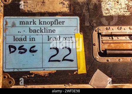 Des valises de vol bien voyagées appartenant au chanteur de dire Strait Mark Knopfler, vendues aux enchères avec 120 guitares. Banque D'Images