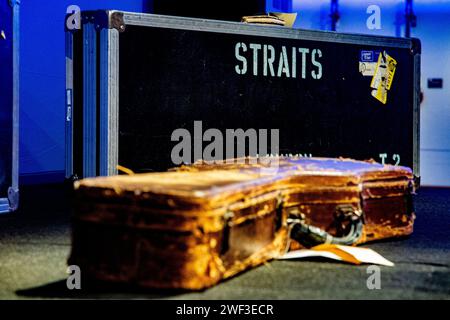 Des valises de vol bien voyagées appartenant au chanteur de dire Strait Mark Knopfler, vendues aux enchères avec 120 guitares. Banque D'Images