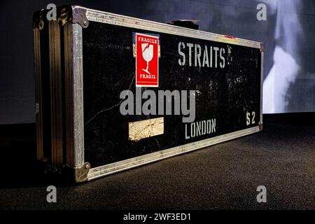 Des valises de vol bien voyagées appartenant au chanteur de dire Strait Mark Knopfler, vendues aux enchères avec 120 guitares. Banque D'Images