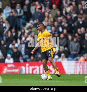 West Bromwich, Royaume-Uni. 28 janvier 2024. Mario Lemina des loups sur le ballon lors du match du 4e tour de la FA Cup de l'Emirates entre West Bromwich Albion et Wolverhampton Wanderers aux Hawthorns, West Bromwich, Angleterre le 28 janvier 2024. Photo de Stuart Leggett. Usage éditorial uniquement, licence requise pour un usage commercial. Aucune utilisation dans les Paris, les jeux ou les publications d'un seul club/ligue/joueur. Crédit : UK Sports pics Ltd/Alamy Live News Banque D'Images