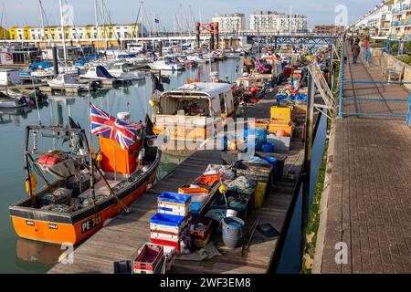 Brighton Royaume-Uni 28 janvier 2024 - bateaux de pêche avec drapeaux Union Jack amarrés dans le soleil d'hiver à Brighton Marina comme beaucoup plus doux que ces derniers jours est prévu pour la plupart de la Grande-Bretagne aujourd'hui : crédit Simon Dack / Alamy Live News Banque D'Images