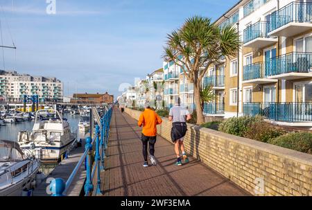 Brighton Royaume-Uni 28 janvier 2024 - les coureurs profitent du soleil d'hiver à Brighton Marina car le temps est beaucoup plus doux que ces derniers jours est prévu pour la plupart de la Grande-Bretagne aujourd'hui : crédit Simon Dack / Alamy Live News Banque D'Images