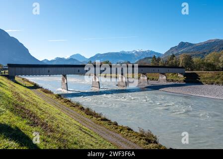 Le vieux pont historique sur le Rhin entre la Suisse et le Liechtenstein Banque D'Images