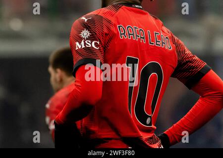 Le logo MSC crociere est visible sur le maillot de Rafael Leao lors du match de football Serie A entre l’AC Milan et le Bologna FC 1909 au stade Giuseppe Meazza de Milan, Italie, le 027 2024 janvier Banque D'Images