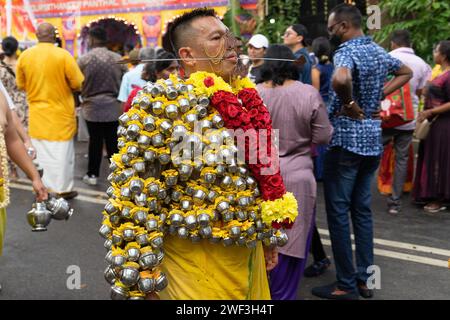 George Town, Penang, Malaisie - janvier 25 2024 : célébration de Thaipusam à Penang. Un dévot de l'ethnie chinoise exécutant un kavadi attam envers Lord Murugan. Banque D'Images