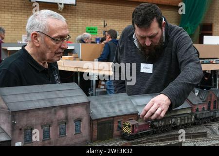 Kendal, Cumbria 28 janvier 2024 - les exposants bricolent avec les trains. - Jeunes et vieux amateurs de train apprécient les expositions de train modèle au centre de loisirs Kendal à Cumbria. Récemment, le Warley National Model Railway Exhibition à Birmingham a annulé leur exposition annuelle en raison d'une adhésion vieillissante. Les enfants de Kendal étaient tous fascinés par les expositions alors que les trains circulaient autour de la voie. Crédit : Arrêter Press Media/Alamy Live News Banque D'Images