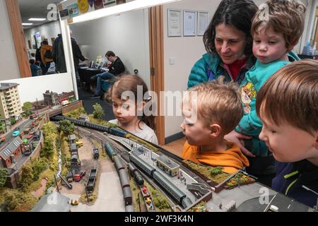 Kendal, Cumbria 28 janvier 2024 *photographié avec la permission de parent(s)* - jeunes et vieux passionnés de train apprécient les expositions de trains miniatures au centre de loisirs de Kendal à Cumbria. Récemment, le Warley National Model Railway Exhibition à Birmingham a annulé leur exposition annuelle en raison d'une adhésion vieillissante. Les enfants de Kendal étaient tous fascinés par les expositions alors que les trains circulaient autour de la voie. Crédit : Arrêter Press Media/Alamy Live News Banque D'Images